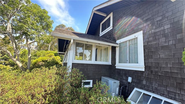 625 High Dr, Laguna Beach CA: https://media.crmls.org/medias/3799f8d9-b4d6-4de1-94c8-921f9e74986f.jpg