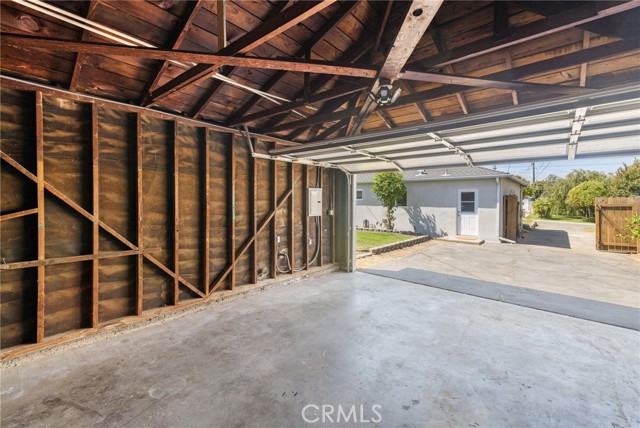 View of long driveway. Room for several additional cars.