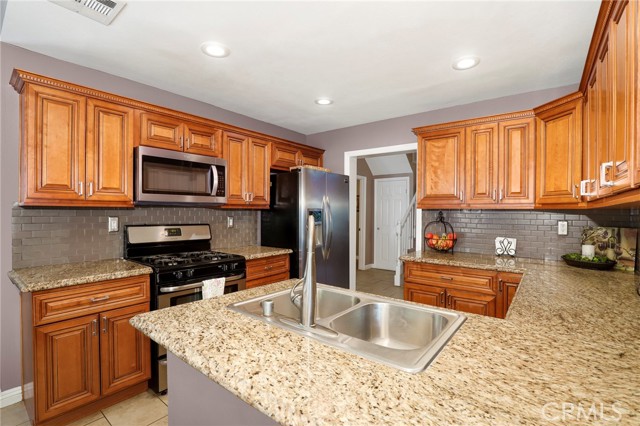 Detail Gallery Image 12 of 49 For 6226 Mammoth Ave, Van Nuys,  CA 91401 - 4 Beds | 3/1 Baths