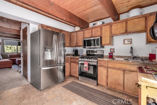 Detail Gallery Image 13 of 32 For 320 Hilltop Ln, Big Bear City,  CA 92314 - 2 Beds | 2 Baths