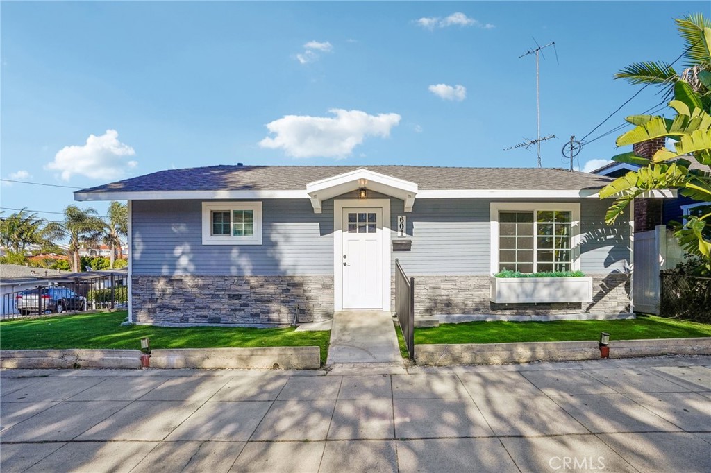 601 El Redondo