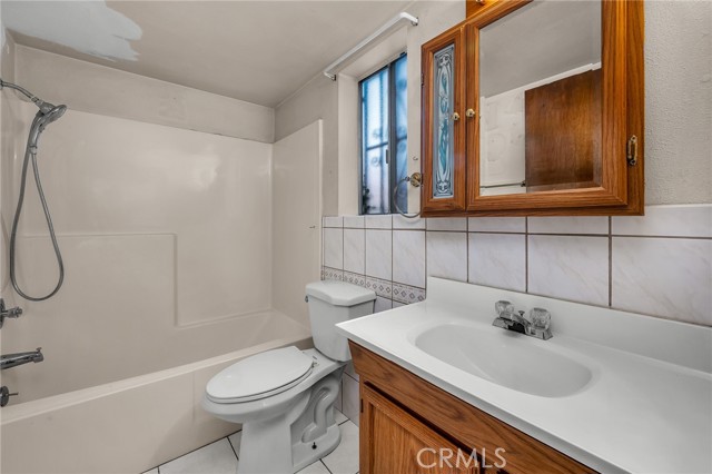 1860 San Francisco Avenue, Long Beach CA: https://media.crmls.org/medias/37a7b165-971a-483e-a97e-4b04daf886d8.jpg