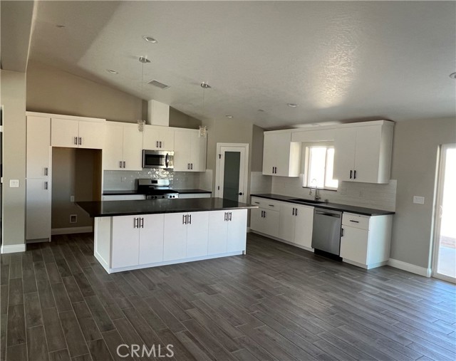 Detail Gallery Image 3 of 12 For 22450 Ocotillo Way, Apple Valley,  CA 92308 - 4 Beds | 2/1 Baths