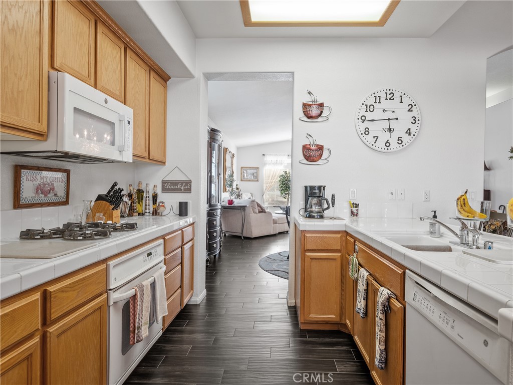 https://media.crmls.org/medias/37a9c1f6-43d8-4384-9d4d-3dc7496af5f2.jpg?preset=X-Large