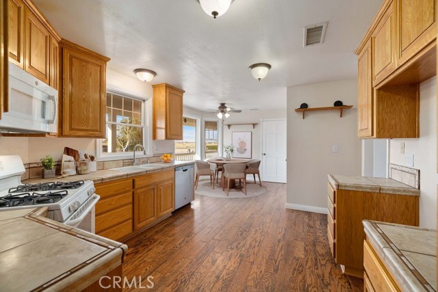 Detail Gallery Image 4 of 38 For 7582 Elder Ave, Rosamond,  CA 93560 - 3 Beds | 2 Baths