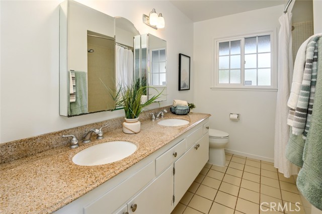 Second Bathroom w/Dual Sinks & Mosaic Tile