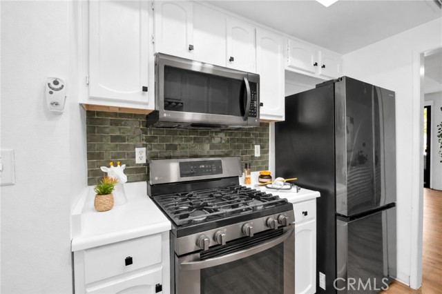 6540 Hayvenhurst Avenue, 35 photo 6