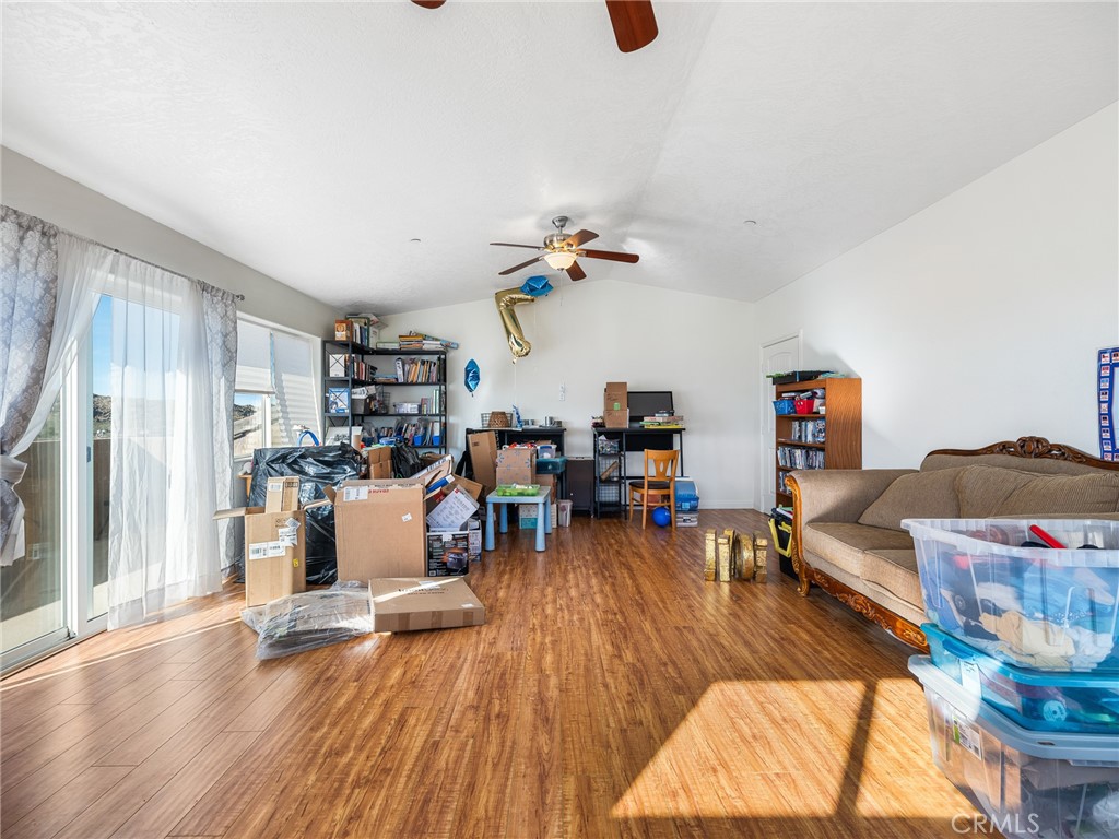https://media.crmls.org/medias/37b88299-0c05-4cd7-b576-8a8f77b52d62.jpg?preset=X-Large