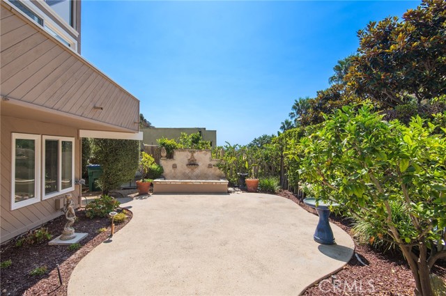 Detail Gallery Image 3 of 38 For 431 Nyes Pl, Laguna Beach,  CA 92651 - 4 Beds | 3/1 Baths