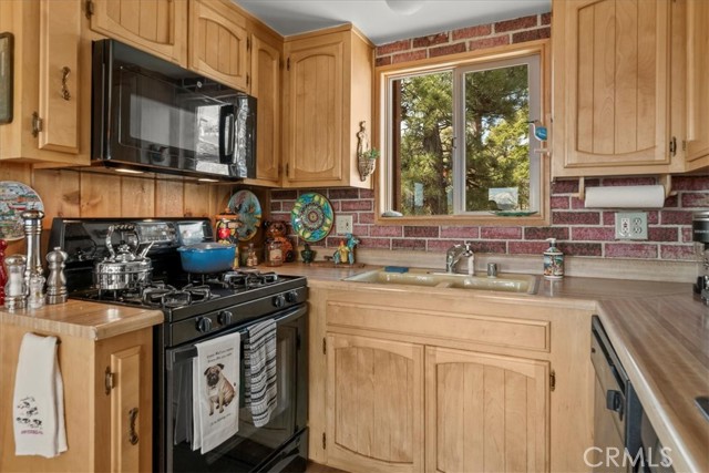 Detail Gallery Image 15 of 38 For 1285 Ridge Rd, Fawnskin,  CA 92333 - 3 Beds | 2 Baths