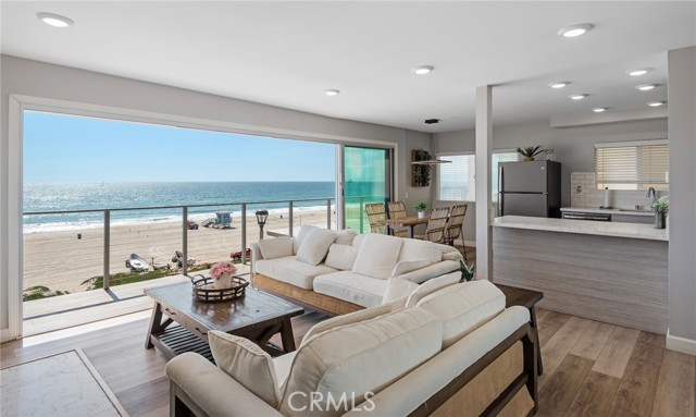 2208 The Strand, Manhattan Beach CA: https://media.crmls.org/medias/37c2d19c-8a43-424c-ad74-6ab8670080a3.jpg
