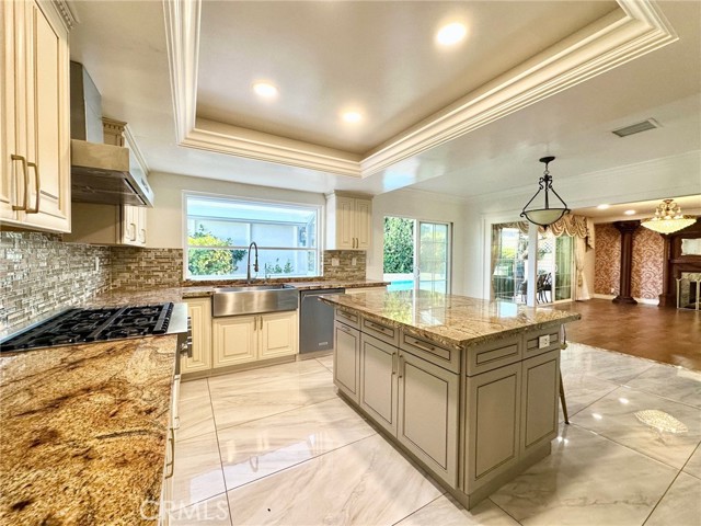 Detail Gallery Image 7 of 18 For 13330 Killion St, Sherman Oaks,  CA 91401 - 4 Beds | 3 Baths