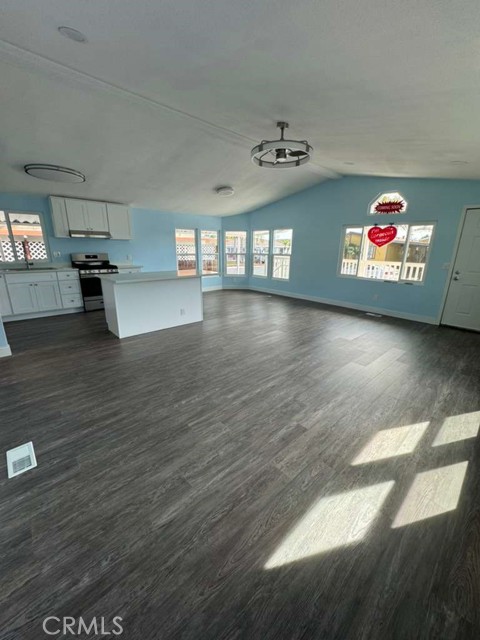 Detail Gallery Image 3 of 14 For 215 S Sullivan Ln #109,  Santa Ana,  CA 92704 - 3 Beds | 2 Baths