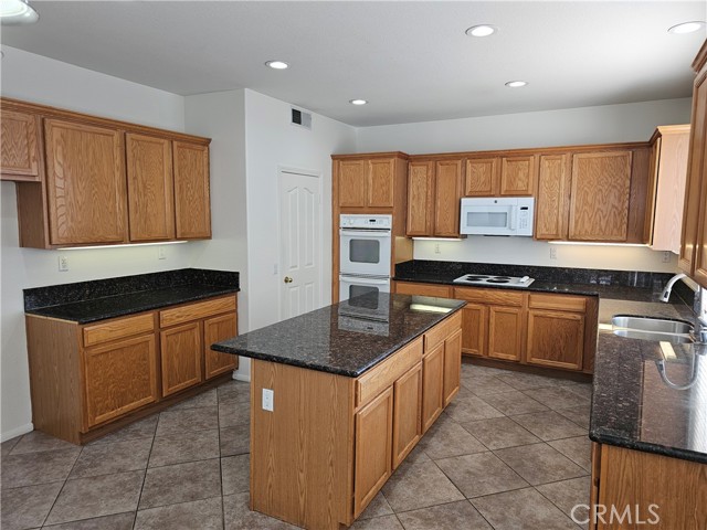 Detail Gallery Image 4 of 34 For 33429 Barrington Dr, Temecula,  CA 92592 - 4 Beds | 4 Baths