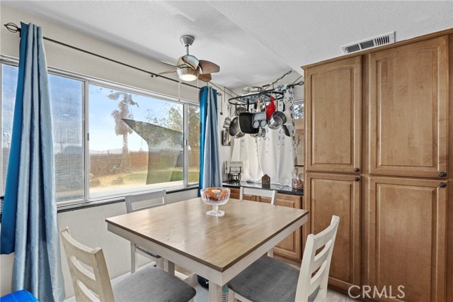 Detail Gallery Image 12 of 33 For 12929 Topaz Cir, Victorville,  CA 92392 - 5 Beds | 3 Baths