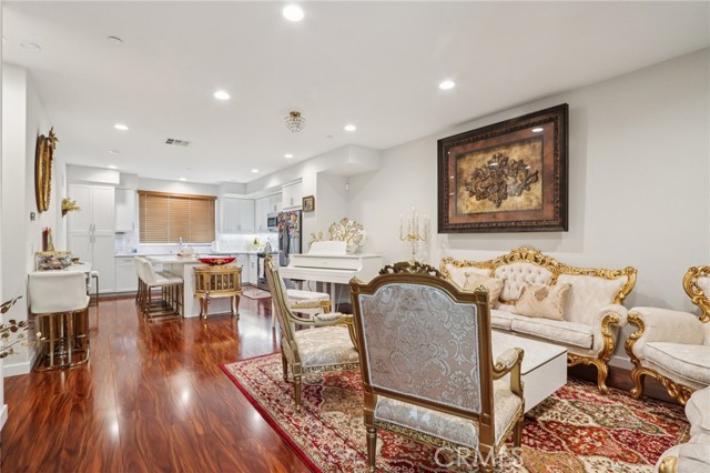 Detail Gallery Image 7 of 37 For 13225 Victory Bld, Valley Glen,  CA 91401 - 3 Beds | 3/1 Baths