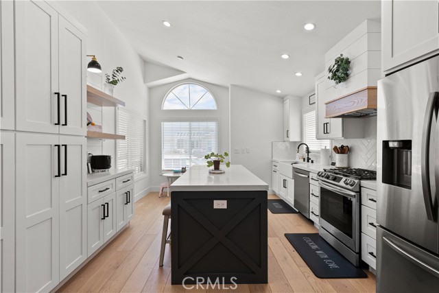 Detail Gallery Image 5 of 29 For 19983 Crestview Dr, Canyon Country,  CA 91351 - 3 Beds | 2 Baths