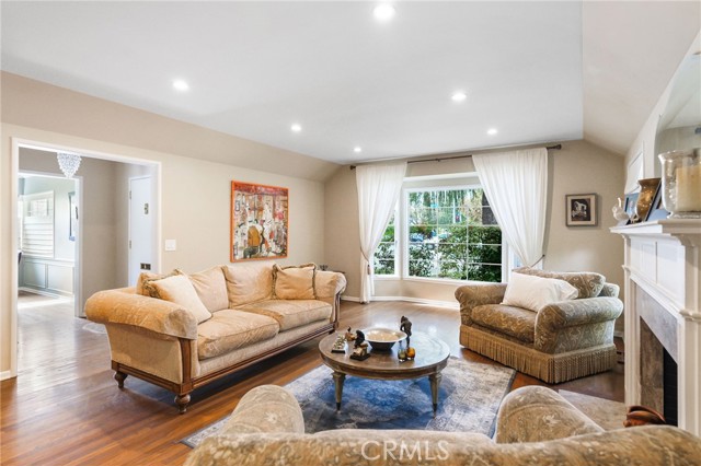 Detail Gallery Image 4 of 55 For 14060 Chandler Bld, Sherman Oaks,  CA 91401 - 3 Beds | 2 Baths