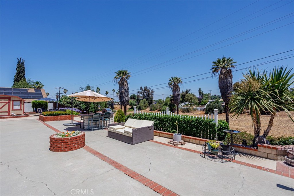 https://media.crmls.org/medias/37d1258d-1845-4647-b1cf-0359a0a25779.jpg?preset=X-Large