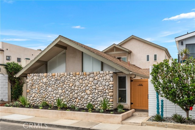 Detail Gallery Image 1 of 21 For 235 62nd St, Newport Beach,  CA 92663 - 3 Beds | 3 Baths