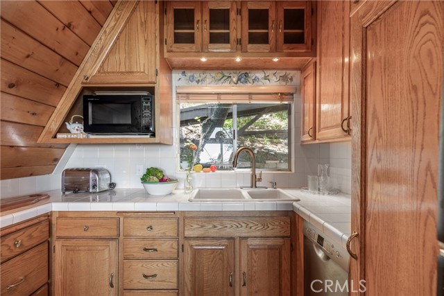 24032 Skyland Drive, Crestline CA: https://media.crmls.org/medias/37d44134-63a0-409b-bc36-5a55ca081545.jpg