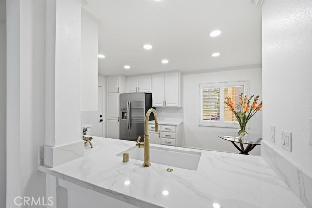 Detail Gallery Image 8 of 30 For 320 Villa Point, Newport Beach,  CA 92660 - 2 Beds | 2 Baths