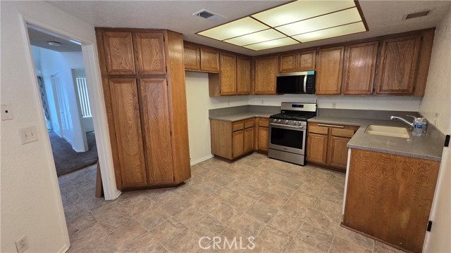 Detail Gallery Image 3 of 22 For 12168 Mount Vernon Ave #8,  Grand Terrace,  CA 92313 - 3 Beds | 3 Baths