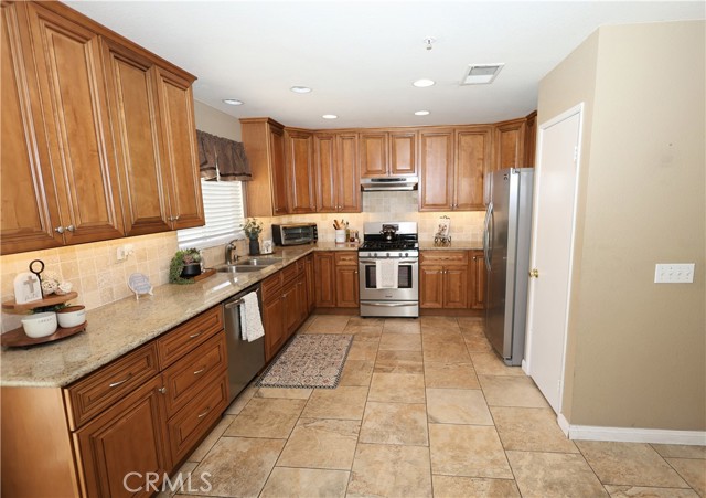 5825 Opal Court, Fontana CA: https://media.crmls.org/medias/37d961b2-b129-4fc7-8de0-8a203ba916e7.jpg