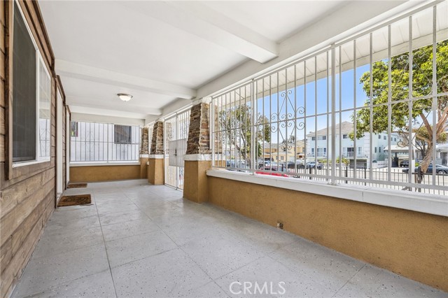 2104 Crenshaw Boulevard, Los Angeles CA: https://media.crmls.org/medias/37dd8976-ed9a-4275-8d23-9310e9dc23b4.jpg