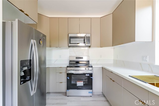 Detail Gallery Image 10 of 24 For 17428 Roscoe Bld, Northridge,  CA 91325 - 2 Beds | 2/1 Baths