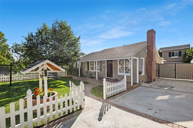 Detail Gallery Image 2 of 11 For 2755 N Lincoln St, Burbank,  CA 91504 - 3 Beds | 2 Baths