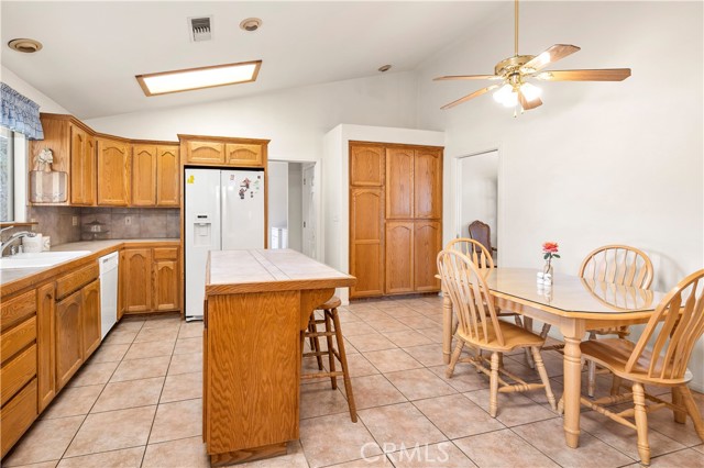 274 N Hemet Street, Hemet CA: https://media.crmls.org/medias/37e3bdd2-a440-4cc8-b544-b1a362d447fa.jpg
