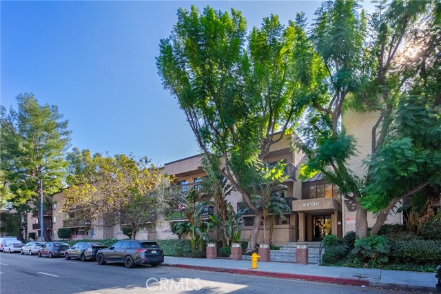 Detail Gallery Image 1 of 20 For 22100 Burbank Bld 106a,  Woodland Hills,  CA 91367 - 2 Beds | 2 Baths