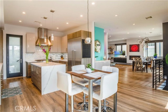 Detail Gallery Image 11 of 26 For 700 Broadway, Redondo Beach,  CA 90277 - 4 Beds | 3/1 Baths