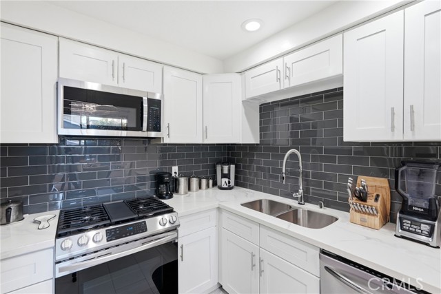 Detail Gallery Image 9 of 19 For 2502 Manhattan Beach #1,  Gardena,  CA 90249 - 2 Beds | 1 Baths