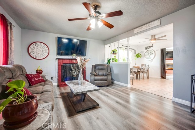 Detail Gallery Image 3 of 29 For 301 W Easton St, Rialto,  CA 92376 - 3 Beds | 2 Baths