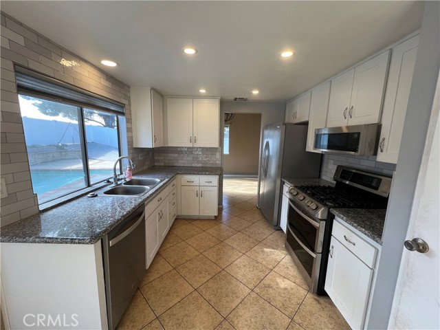 Detail Gallery Image 8 of 14 For 3531 Cherry Blossom, Lake Elsinore,  CA 92530 - 3 Beds | 2/1 Baths