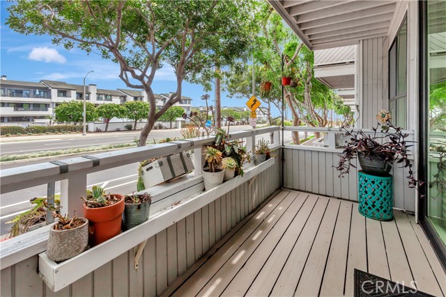 Detail Gallery Image 4 of 26 For 2 Escapade Ct, Newport Beach,  CA 92663 - 3 Beds | 3 Baths