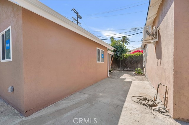 2621 Vineyard Avenue, Los Angeles CA: https://media.crmls.org/medias/37fedac0-62c1-40e2-af0d-376a76cef358.jpg