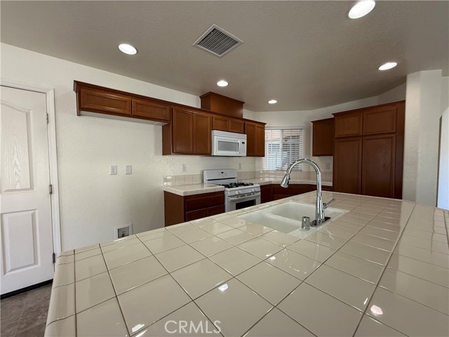Detail Gallery Image 11 of 33 For 37126 Firethorn St, Palmdale,  CA 93550 - 4 Beds | 2 Baths
