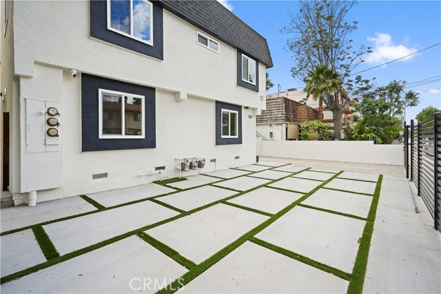Detail Gallery Image 1 of 49 For 7010 a Lennox Ave a,  Van Nuys,  CA 91405 - 4 Beds | 2 Baths