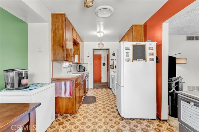 4825 Putter Lane, Bakersfield CA: https://media.crmls.org/medias/38037660-c3e8-444d-86da-1914aa95615f.jpg