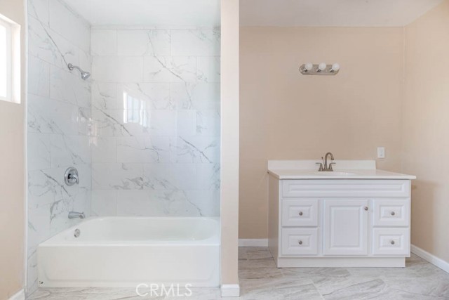 Detail Gallery Image 8 of 9 For 3711 W 110th, Inglewood,  CA 90303 - 2 Beds | 2 Baths