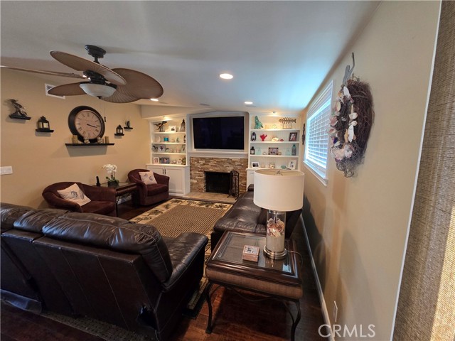 Detail Gallery Image 5 of 39 For 249 Loyola Rd, Costa Mesa,  CA 92626 - 4 Beds | 2 Baths