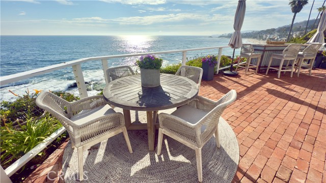 7 Camel Point Drive, Laguna Beach CA: https://media.crmls.org/medias/3807c796-0292-44bd-aa6c-b2c7f5c6ead5.jpg