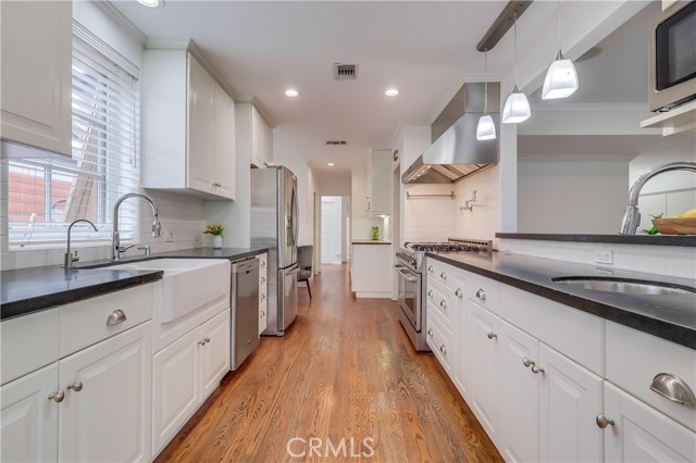 Detail Gallery Image 17 of 30 For 12640 Albers St, Valley Village,  CA 91607 - 6 Beds | 4 Baths