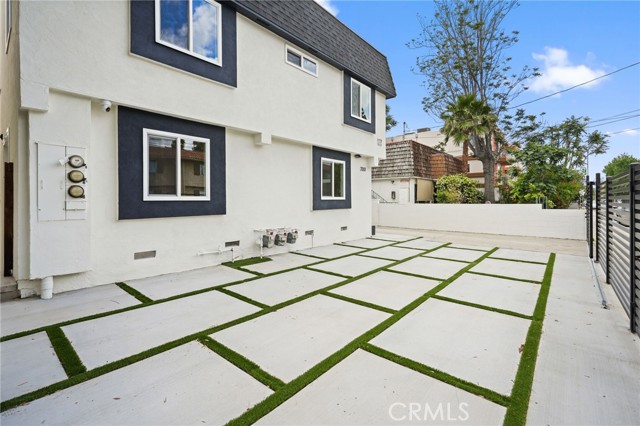 Detail Gallery Image 30 of 33 For 7010 Lennox Ave #B,  Van Nuys,  CA 91405 - 4 Beds | 2 Baths