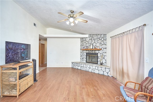 Detail Gallery Image 6 of 35 For 11969 Pinon Ave, Hesperia,  CA 92345 - 3 Beds | 2 Baths