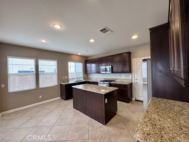 Detail Gallery Image 13 of 50 For 35889 Wolverine Ln, Murrieta,  CA 92563 - 5 Beds | 3 Baths