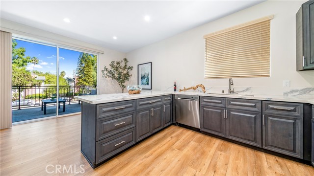 Detail Gallery Image 6 of 28 For 17154 Chatsworth St #3,  Granada Hills,  CA 91344 - 3 Beds | 2/1 Baths